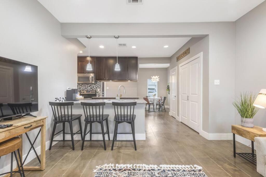 Cozy 2 Bed Townhome Near The Hospital Lafayette Exterior foto