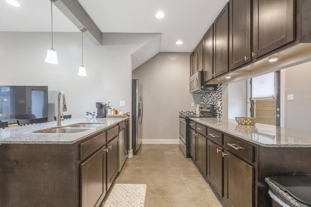 Cozy 2 Bed Townhome Near The Hospital Lafayette Exterior foto